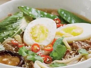 Ramen – silný hovězí vývar s nudlemi