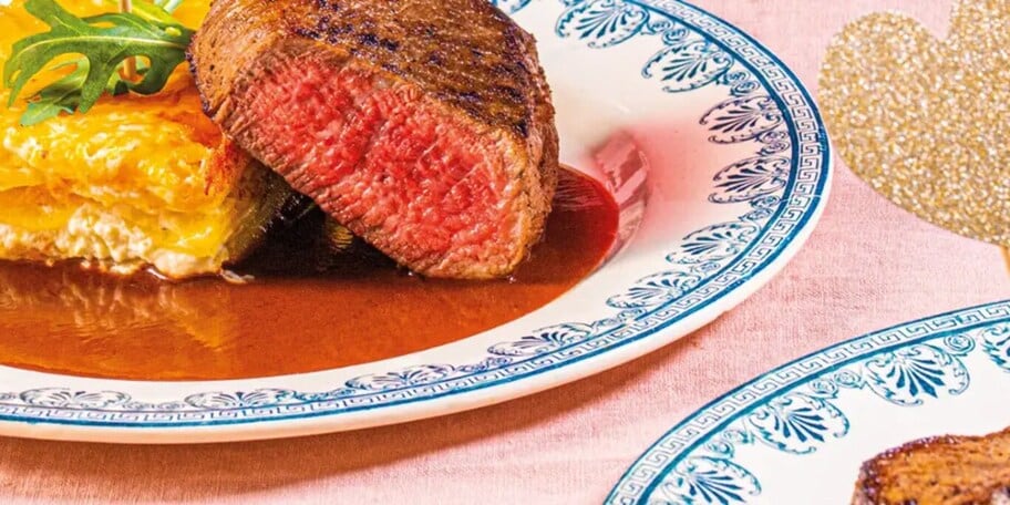 Steak z hovězí svíčkové s omáčkou z červeného vína