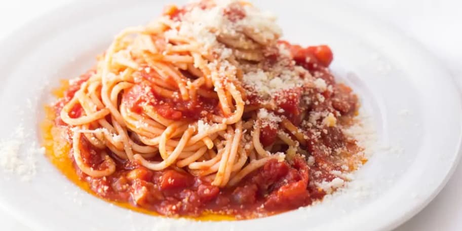 Špagety s rajčatovou omáčkou a slaninou
