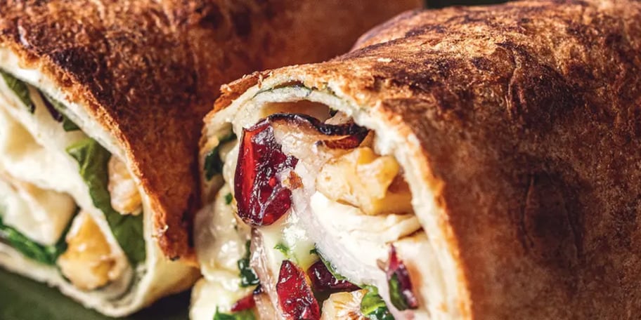 Zapečený wrap se sýrem a brusinkami