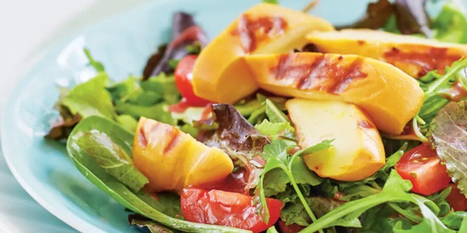 Salát s grilovaným pološtiepkom a brusinkovou zálivkou