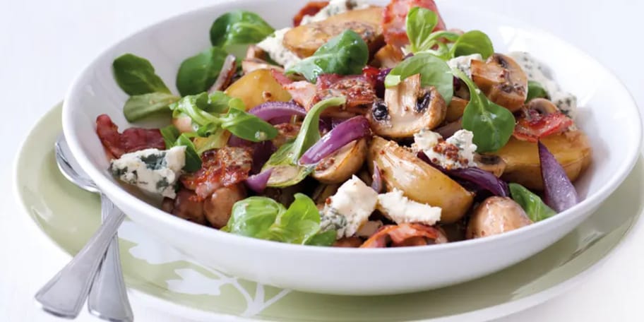 Teplý bramborový salát se slaninou a modrým sýrem