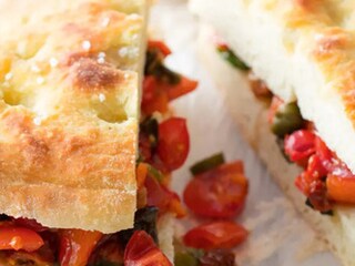 Plněná focaccia s bazalkou