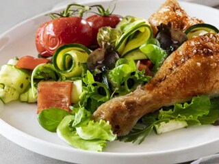 Bio kuřecí stehýnka se salátem a cherry rajčaty