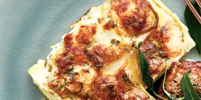 Brambory zapečené s hruškou a modrým sýrem