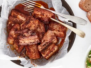 Grilovaný bůček se salátem