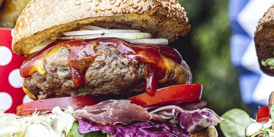 Americký burger s bylinkovým máslem