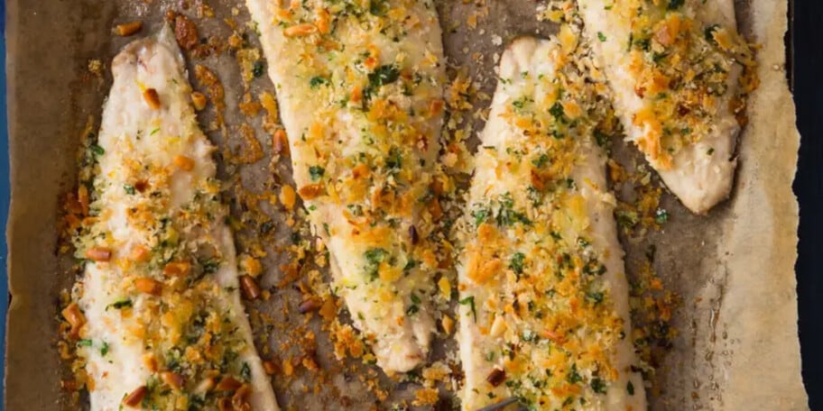 Pstruh pečený v bylinkové strouhance