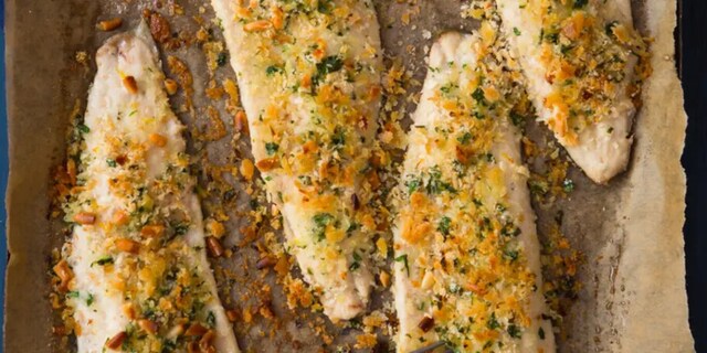 Pstruh pečený v bylinkové strouhance