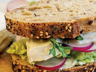 Farmbrie sendvič s rukolovým máslem