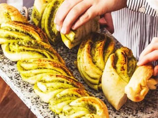 Bylinkové pomlázky s ricottou a bazalkovým pestem