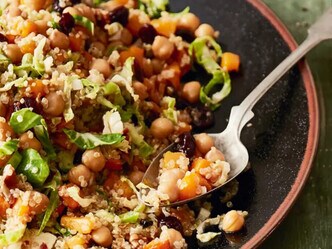 Teplý salát s quinoou a růžičkovou kapustou