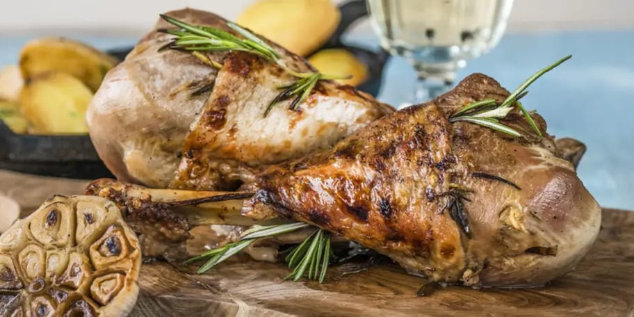 Pečené krůtí stehno na česneku a rozmarýnu