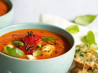 Rajčatová polévka s parmazánovočesnekovým chlebem