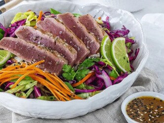 Tuňákový steak s asijským salátem