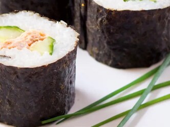 Domácí maki sushi s tuňákem a okurkou