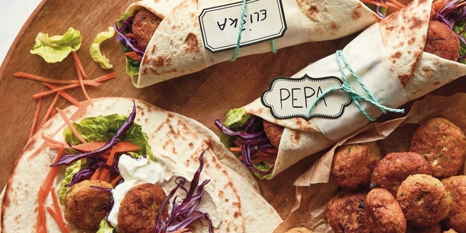 Wrap s masovými kuličkami s červenou řepou