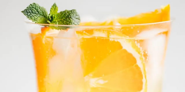 Letní drink Cointreau fizz