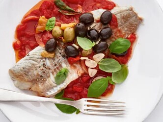 Ryba s rajčatovou omáčkou s olivami