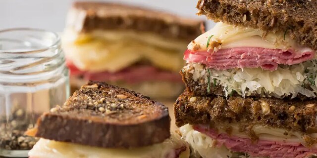 Toust s roastbeefem, zelím a sýrem