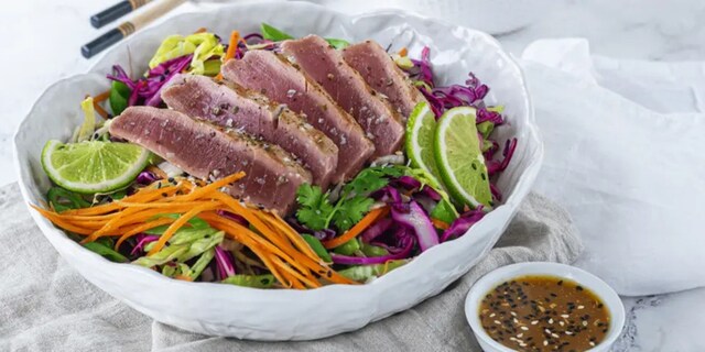 Tuňákový steak s asijským salátem