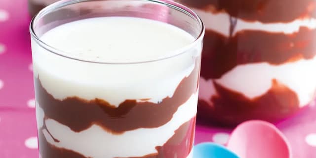 Teplý mléčný dezert s nutellou