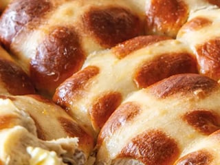 Velikonoční bochánky zvané cross buns (čti kros bans)