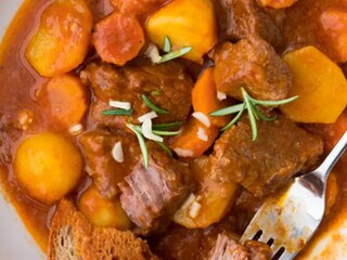 Hovězí s mrkví a bramborami