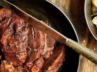 Hovězí líčka s červeným vínem, lanýži a kořenovou zeleninou