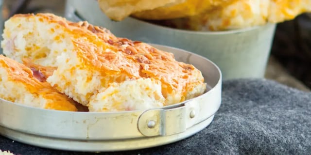 Slaný sýrový koláč se slaninou