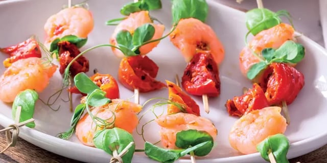 Krevetové špízy s nakládanými bio rajčaty a bazalkou