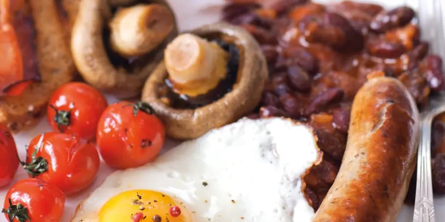 Anglická snídaně - Klobásky, houby, fazole, vejce a slanina