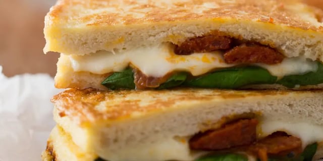 Mozzarellové sendviče s chorizem