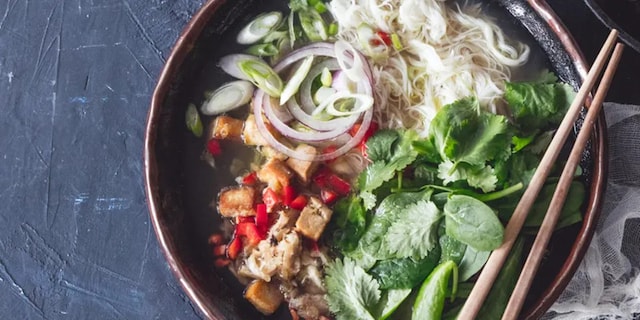 Kuřecí polévka s tofu, vlasovými nudlemi a špenátem