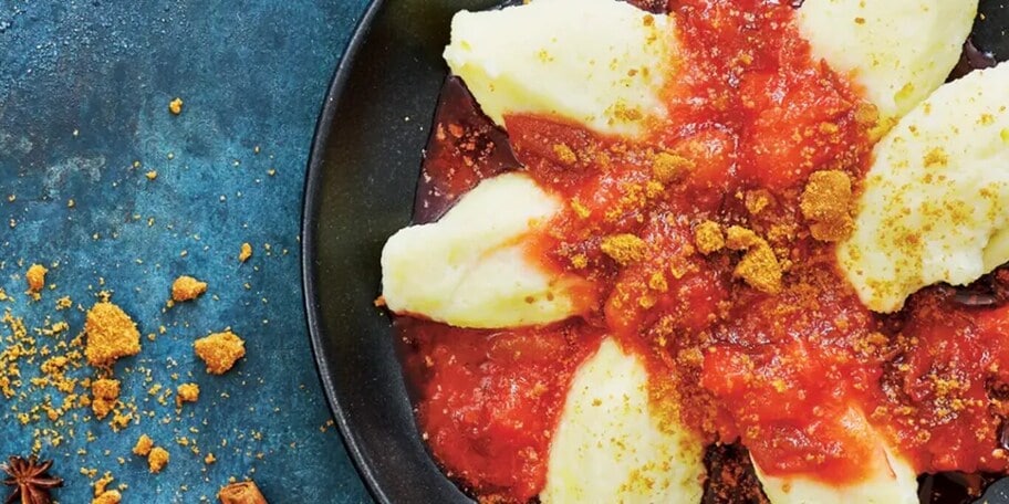 Tvarohové noky se švestkovou omáčkou a karamelovou drobenkou