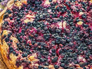 Drobenkový koláč s tvarohem a lesním ovocem