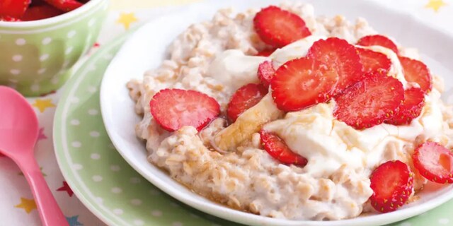 Ovesná kaše se smetanou a jahodami
