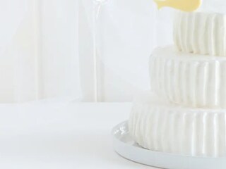 Sněhobílý třípatrový dort