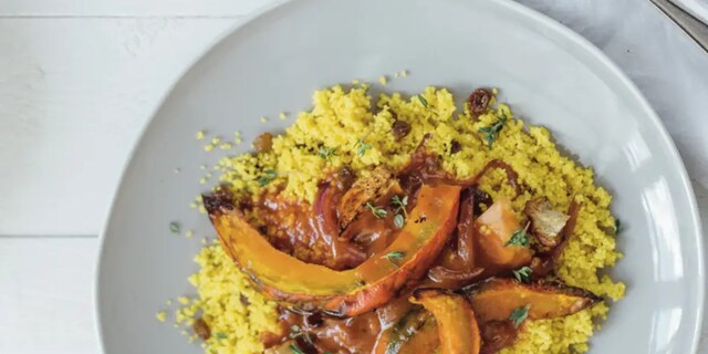 Pečená dýně s rajčatovou omáčkou a rozinkovým kuskusem