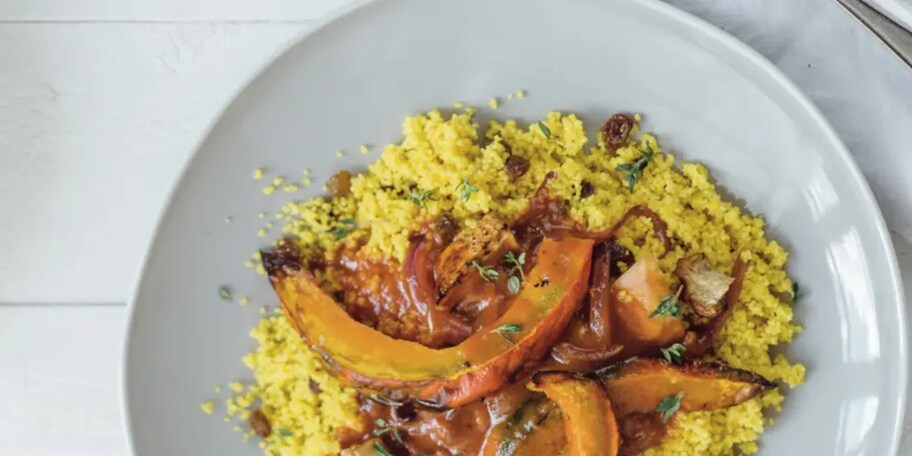 Pečená dýně s rajčatovou omáčkou a rozinkovým kuskusem