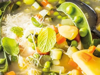 Zeleninová polévka s hráškem a cuketou