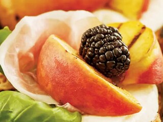 Bazalkový toast s grilovanou broskví