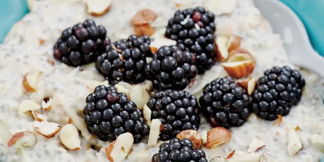 Chia kaše s ovocem a tvarohem