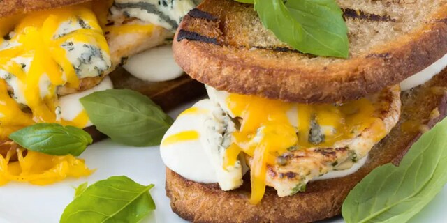 Třísýrový sendvič s kuřecím masem