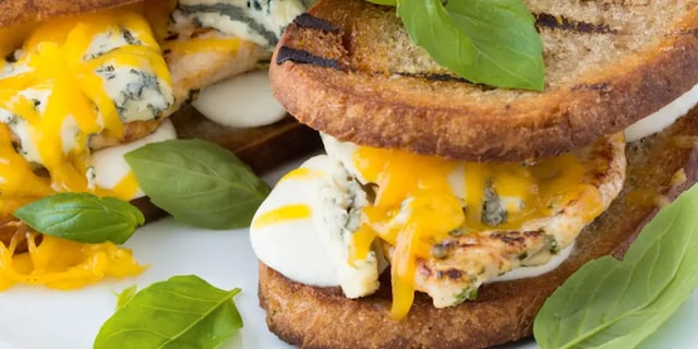 Třísýrový sendvič s kuřecím masem