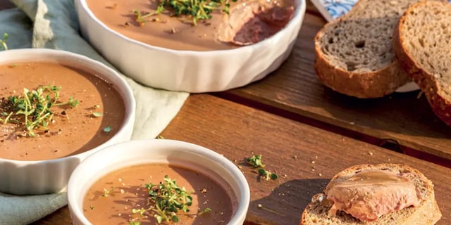 Domácí kuřecí paštika s vinným želé