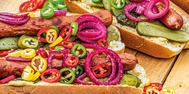 Letní hotdogy s nakládanou cibulí