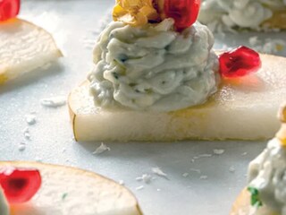 Nashi jednohubky s krémem z modrého sýra