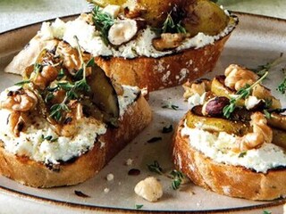 Bruschetta s hruškami a kozím sýrem