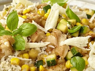 Rýže s kuřecím masem, kukuřicí a cuketou